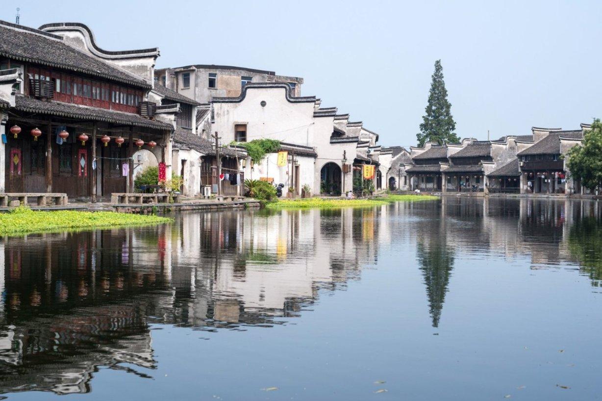 逃离古老的乡村房子
