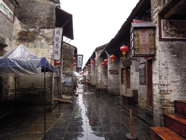 《小偷家族》：偷来的家庭，偷不走的爱，受伤的人抱团取暖